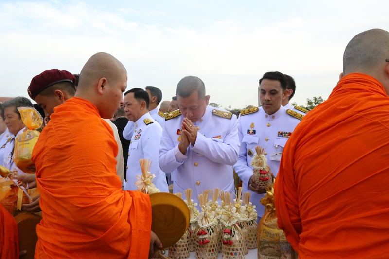 พิธีทำบุญตักบาตรและพิธีถวายสัตย์ปฏิญาณ
