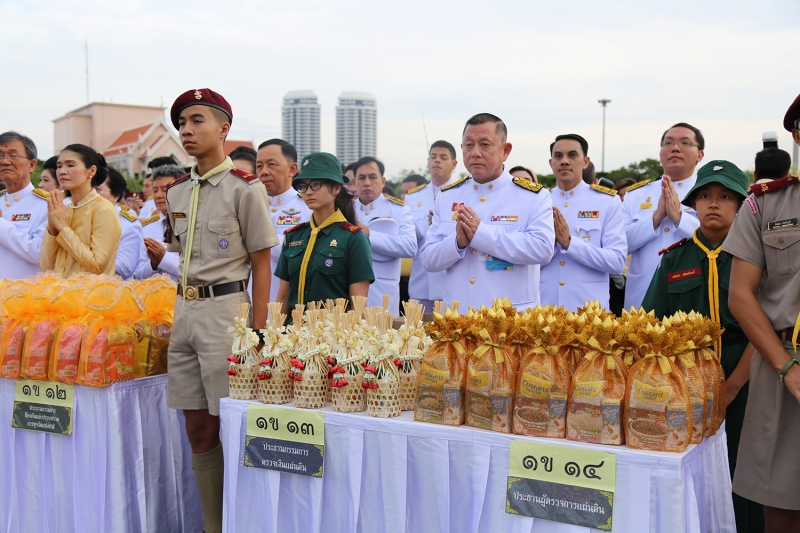 พิธีทำบุญตักบาตรและพิธีถวายสัตย์ปฏิญาณ