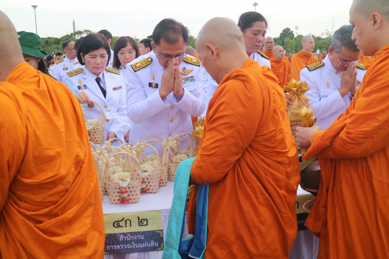 พิธีทำบุญตักบาตรและพิธีถวายสัตย์ปฏิญาณ