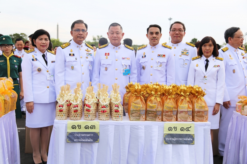 พิธีทำบุญตักบาตรและพิธีถวายสัตย์ปฏิญาณ