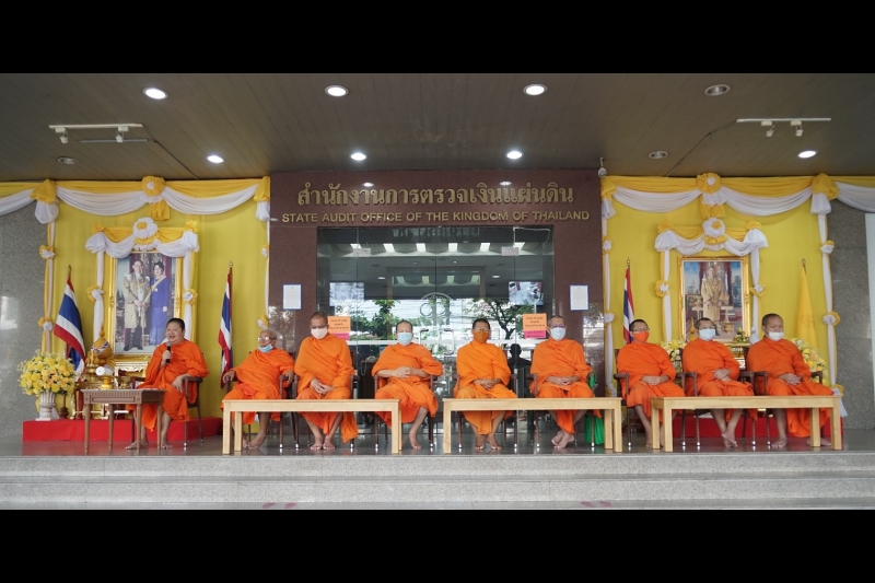 พิธีทำบุญตักบาตรข้าวสารอาหารแห้ง คณะสงฆ์จำนวน 9 รูป จากวัดพระเชตุพนวิมลมังคลารามราชวรมหาวิหาร เพื่อถวายเป็นพระราชกุศล  แด่พระบาท