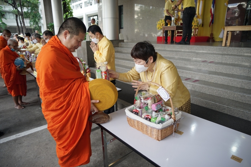พิธีทำบุญตักบาตรข้าวสารอาหารแห้ง คณะสงฆ์จำนวน 9 รูป จากวัดพระเชตุพนวิมลมังคลารามราชวรมหาวิหาร เพื่อถวายเป็นพระราชกุศล  แด่พระบาท