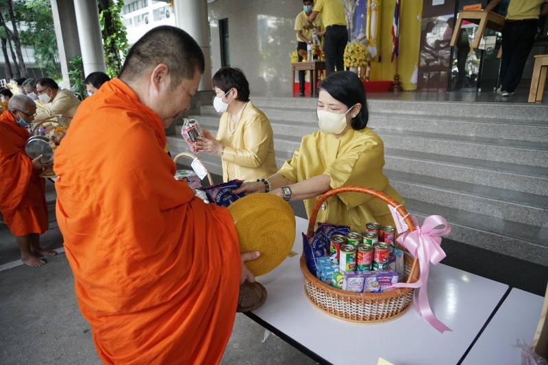 พิธีทำบุญตักบาตรข้าวสารอาหารแห้ง คณะสงฆ์จำนวน 9 รูป จากวัดพระเชตุพนวิมลมังคลารามราชวรมหาวิหาร เพื่อถวายเป็นพระราชกุศล  แด่พระบาท