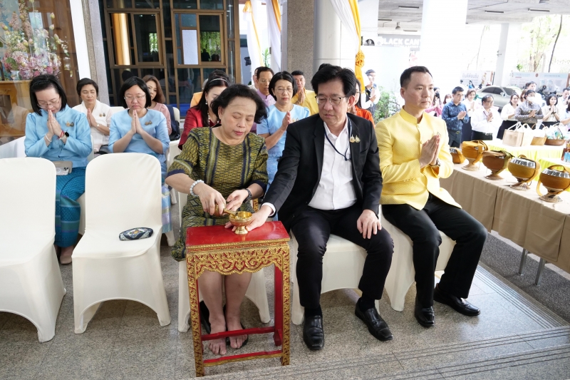 ทำบุญตักบาตรข้าวสารอาหารแห้ง และถวายปัจจัย เดือนตุลาคม 2560