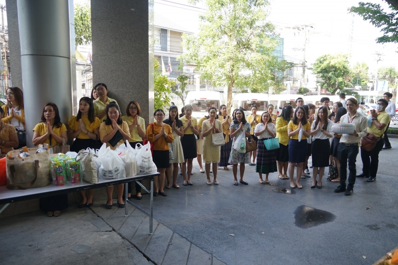 พิธีทำบุญตักบาตรข้าวสารอาหารแห้ง คณะสงฆ์จำนวน 9 รูป จากวัดพระราม 9 กาญจนาภิเษก พระอารามหลวง