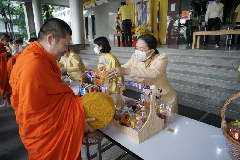 พิธีทำบุญตักบาตรข้าวสารอาหารแห้ง คณะสงฆ์จำนวน 9 รูป จากวัดพระเชตุพนวิมลมังคลารามราชวรมหาวิหาร เพื่อถวายเป็นพระราชกุศล  แด่พระบาท