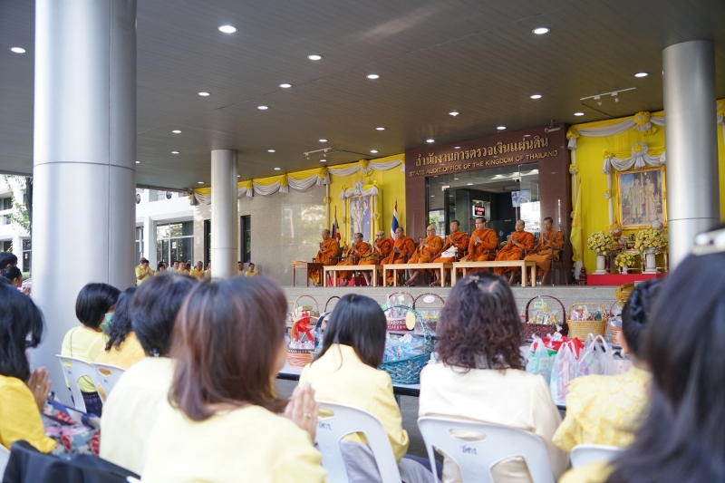 พิธีทำบุญตักบาตรข้าวสารอาหารแห้ง คณะสงฆ์จำนวน 9 รูป จากวัดพระราม 9 กาญจนาภิเษก พระอารามหลวง