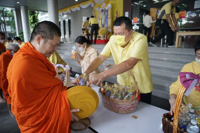 พิธีทำบุญตักบาตรข้าวสารอาหารแห้ง คณะสงฆ์จำนวน 9 รูป จากวัดพระเชตุพนวิมลมังคลารามราชวรมหาวิหาร เพื่อถวายเป็นพระราชกุศล  แด่พระบาท