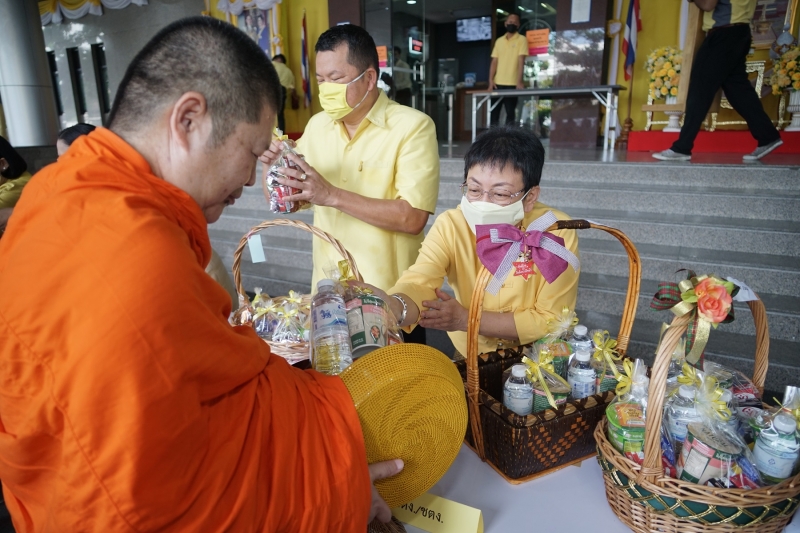 พิธีทำบุญตักบาตรข้าวสารอาหารแห้ง คณะสงฆ์จำนวน 9 รูป จากวัดพระเชตุพนวิมลมังคลารามราชวรมหาวิหาร เพื่อถวายเป็นพระราชกุศล  แด่พระบาท