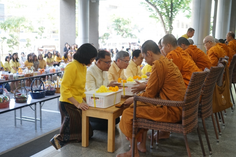 พิธีทำบุญตักบาตรข้าวสารอาหารแห้ง คณะสงฆ์จำนวน 9 รูป จากวัดพระราม 9 กาญจนาภิเษก พระอารามหลวง