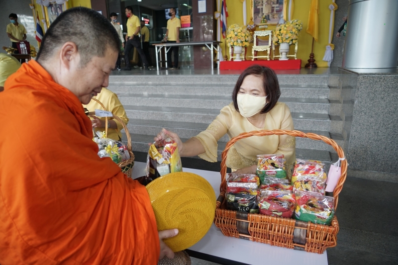 พิธีทำบุญตักบาตรข้าวสารอาหารแห้ง คณะสงฆ์จำนวน 9 รูป จากวัดพระเชตุพนวิมลมังคลารามราชวรมหาวิหาร เพื่อถวายเป็นพระราชกุศล  แด่พระบาท