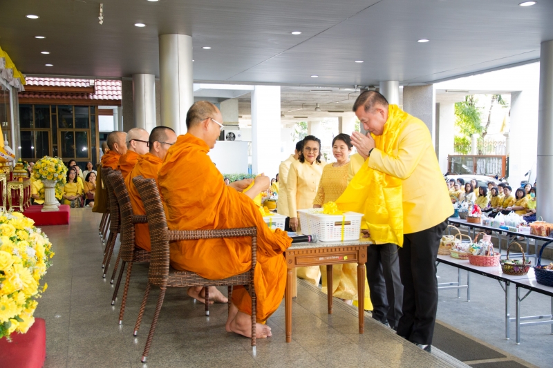 พิธีทำบุญตักบาตรข้าวสารอาหารแห้ง คณะสงฆ์จำนวน 9 รูป จากวัดพระราม 9 กาญจนาภิเษก พระอารามหลวง