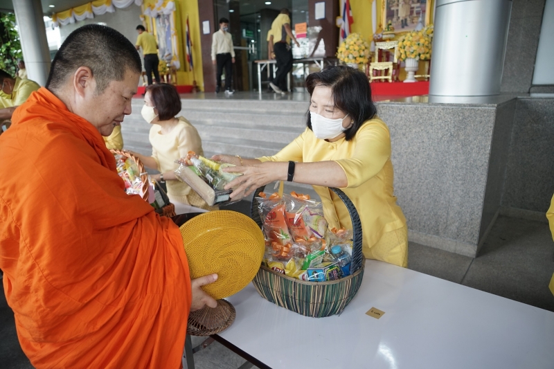 พิธีทำบุญตักบาตรข้าวสารอาหารแห้ง คณะสงฆ์จำนวน 9 รูป จากวัดพระเชตุพนวิมลมังคลารามราชวรมหาวิหาร เพื่อถวายเป็นพระราชกุศล  แด่พระบาท