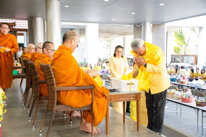 พิธีทำบุญตักบาตรข้าวสารอาหารแห้ง คณะสงฆ์จำนวน 9 รูป จากวัดพระราม 9 กาญจนาภิเษก พระอารามหลวง