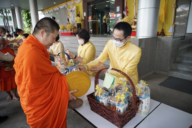 พิธีทำบุญตักบาตรข้าวสารอาหารแห้ง คณะสงฆ์จำนวน 9 รูป จากวัดพระเชตุพนวิมลมังคลารามราชวรมหาวิหาร เพื่อถวายเป็นพระราชกุศล  แด่พระบาท