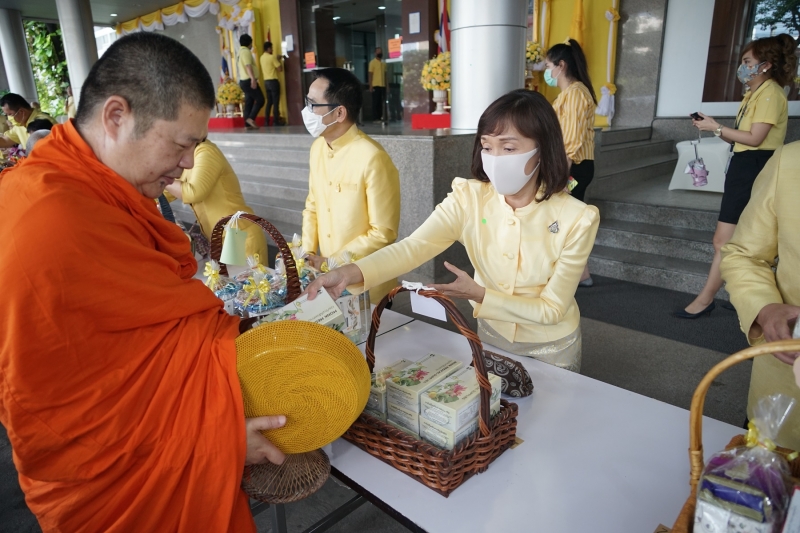 พิธีทำบุญตักบาตรข้าวสารอาหารแห้ง คณะสงฆ์จำนวน 9 รูป จากวัดพระเชตุพนวิมลมังคลารามราชวรมหาวิหาร เพื่อถวายเป็นพระราชกุศล  แด่พระบาท