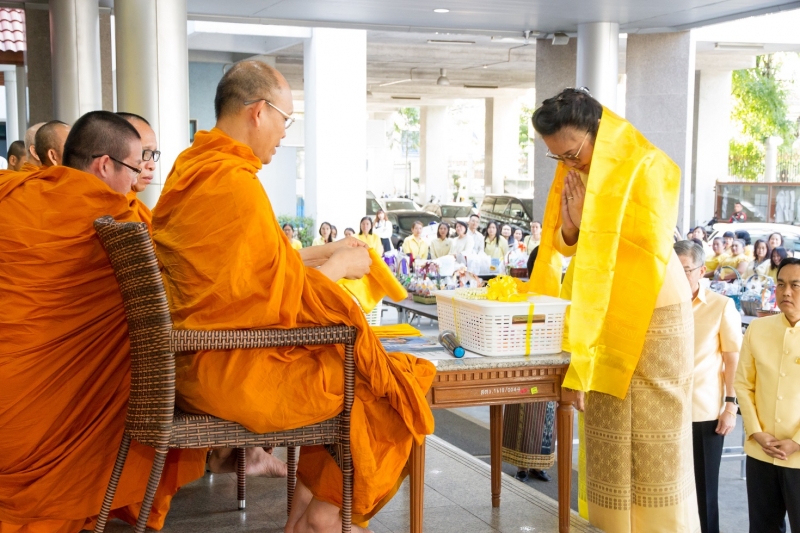 พิธีทำบุญตักบาตรข้าวสารอาหารแห้ง คณะสงฆ์จำนวน 9 รูป จากวัดพระราม 9 กาญจนาภิเษก พระอารามหลวง