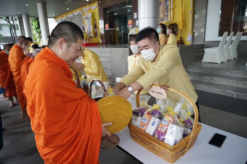 พิธีทำบุญตักบาตรข้าวสารอาหารแห้ง คณะสงฆ์จำนวน 9 รูป จากวัดพระเชตุพนวิมลมังคลารามราชวรมหาวิหาร เพื่อถวายเป็นพระราชกุศล  แด่พระบาท