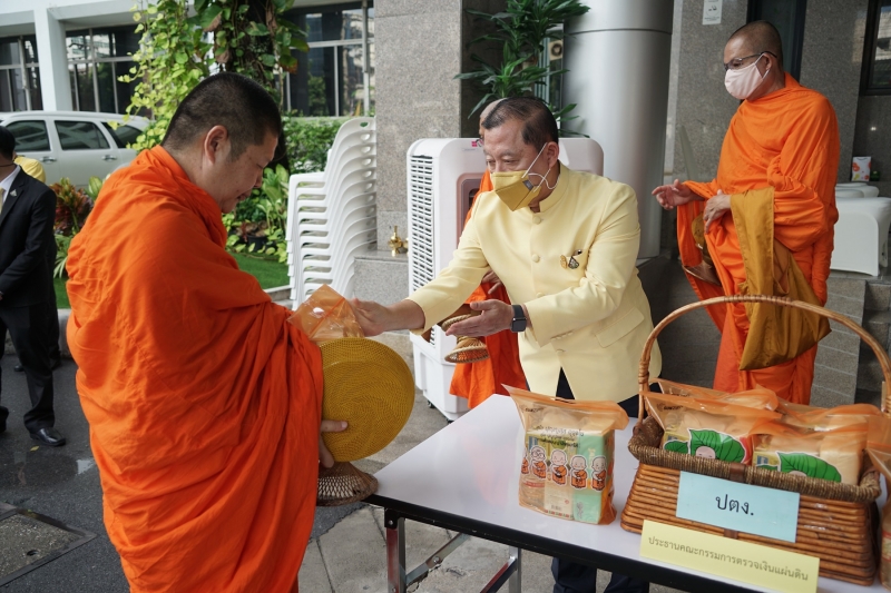 พิธีทำบุญตักบาตรข้าวสารอาหารแห้ง คณะสงฆ์จำนวน 9 รูป จากวัดพระเชตุพนวิมลมังคลารามราชวรมหาวิหาร เพื่อถวายเป็นพระราชกุศล  แด่พระบาท