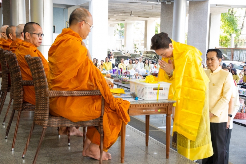 พิธีทำบุญตักบาตรข้าวสารอาหารแห้ง คณะสงฆ์จำนวน 9 รูป จากวัดพระราม 9 กาญจนาภิเษก พระอารามหลวง