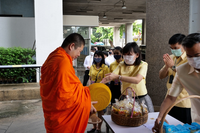 พิธีทำบุญตักบาตรข้าวสารอาหารแห้ง คณะสงฆ์จำนวน 9 รูป จากวัดพระเชตุพนวิมลมังคลารามราชวรมหาวิหาร เพื่อถวายเป็นพระราชกุศล  แด่พระบาท