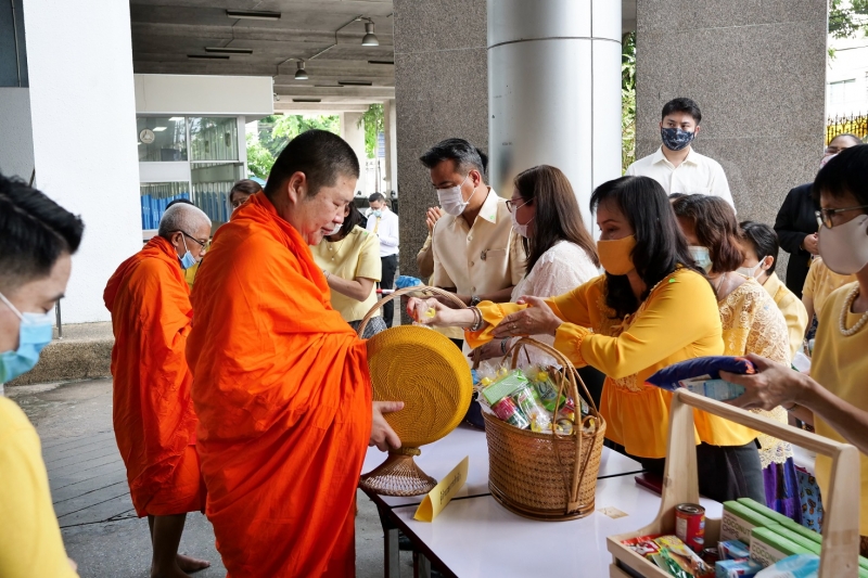 พิธีทำบุญตักบาตรข้าวสารอาหารแห้ง คณะสงฆ์จำนวน 9 รูป จากวัดพระเชตุพนวิมลมังคลารามราชวรมหาวิหาร เพื่อถวายเป็นพระราชกุศล  แด่พระบาท