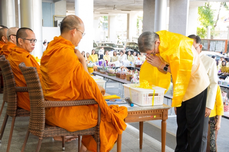 พิธีทำบุญตักบาตรข้าวสารอาหารแห้ง คณะสงฆ์จำนวน 9 รูป จากวัดพระราม 9 กาญจนาภิเษก พระอารามหลวง