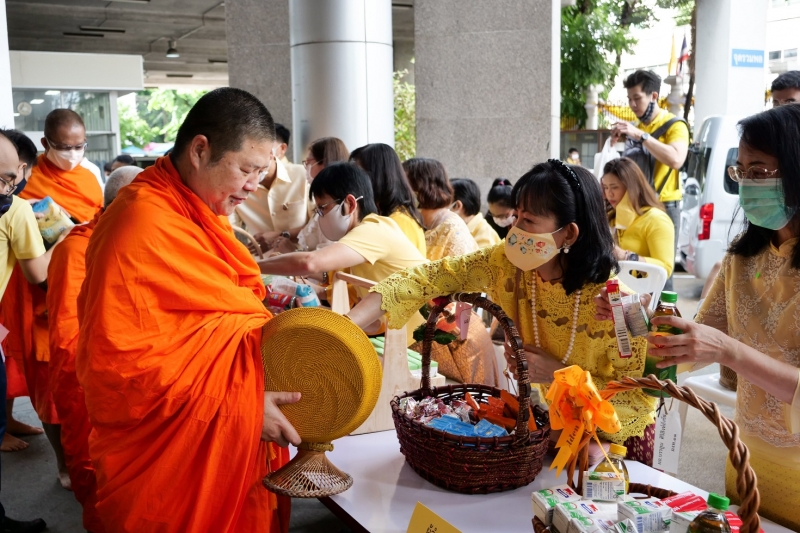 พิธีทำบุญตักบาตรข้าวสารอาหารแห้ง คณะสงฆ์จำนวน 9 รูป จากวัดพระเชตุพนวิมลมังคลารามราชวรมหาวิหาร เพื่อถวายเป็นพระราชกุศล  แด่พระบาท