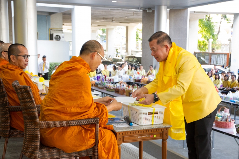 พิธีทำบุญตักบาตรข้าวสารอาหารแห้ง คณะสงฆ์จำนวน 9 รูป จากวัดพระราม 9 กาญจนาภิเษก พระอารามหลวง