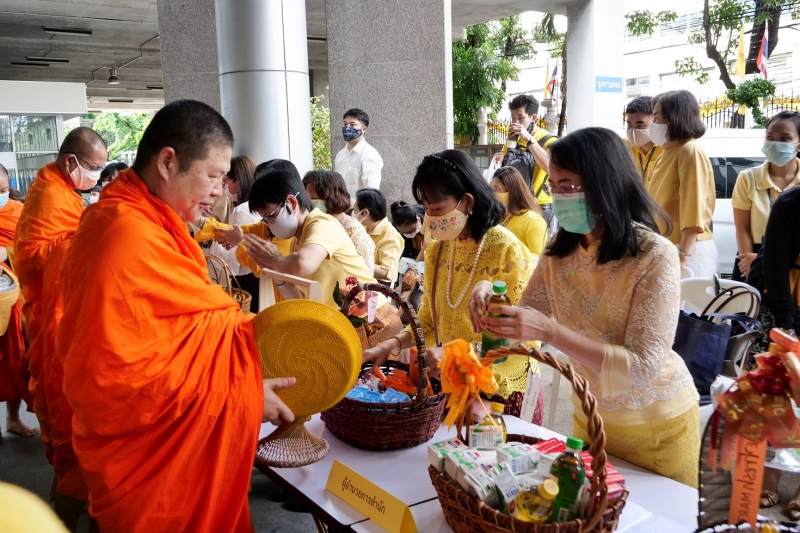 พิธีทำบุญตักบาตรข้าวสารอาหารแห้ง คณะสงฆ์จำนวน 9 รูป จากวัดพระเชตุพนวิมลมังคลารามราชวรมหาวิหาร เพื่อถวายเป็นพระราชกุศล  แด่พระบาท