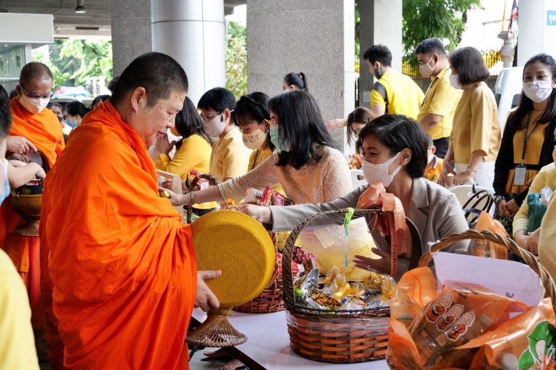 พิธีทำบุญตักบาตรข้าวสารอาหารแห้ง คณะสงฆ์จำนวน 9 รูป จากวัดพระเชตุพนวิมลมังคลารามราชวรมหาวิหาร เพื่อถวายเป็นพระราชกุศล  แด่พระบาท