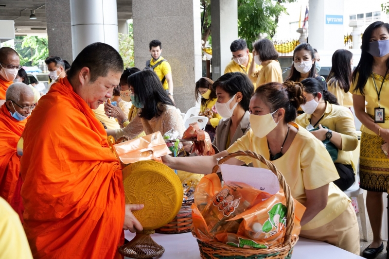 พิธีทำบุญตักบาตรข้าวสารอาหารแห้ง คณะสงฆ์จำนวน 9 รูป จากวัดพระเชตุพนวิมลมังคลารามราชวรมหาวิหาร เพื่อถวายเป็นพระราชกุศล  แด่พระบาท