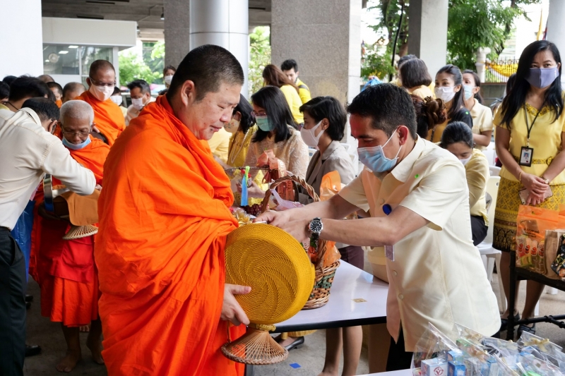 พิธีทำบุญตักบาตรข้าวสารอาหารแห้ง คณะสงฆ์จำนวน 9 รูป จากวัดพระเชตุพนวิมลมังคลารามราชวรมหาวิหาร เพื่อถวายเป็นพระราชกุศล  แด่พระบาท