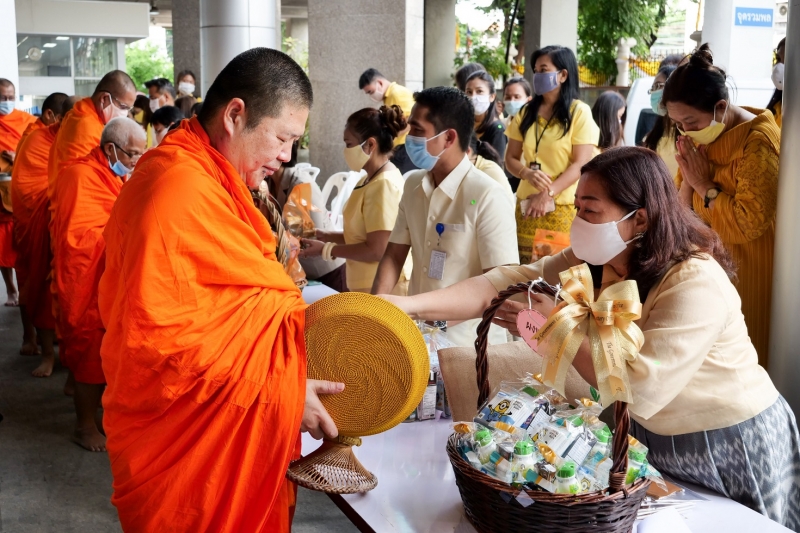 พิธีทำบุญตักบาตรข้าวสารอาหารแห้ง คณะสงฆ์จำนวน 9 รูป จากวัดพระเชตุพนวิมลมังคลารามราชวรมหาวิหาร เพื่อถวายเป็นพระราชกุศล  แด่พระบาท