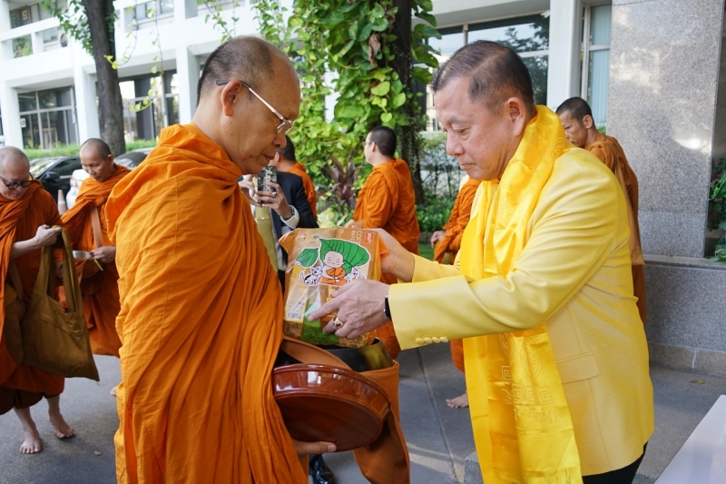 พิธีทำบุญตักบาตรข้าวสารอาหารแห้ง คณะสงฆ์จำนวน 9 รูป จากวัดพระราม 9 กาญจนาภิเษก พระอารามหลวง