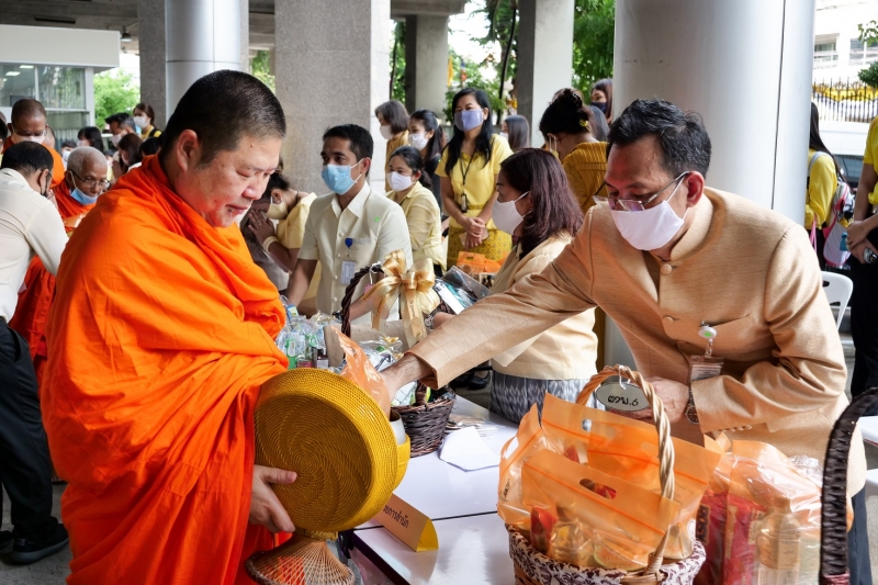 พิธีทำบุญตักบาตรข้าวสารอาหารแห้ง คณะสงฆ์จำนวน 9 รูป จากวัดพระเชตุพนวิมลมังคลารามราชวรมหาวิหาร เพื่อถวายเป็นพระราชกุศล  แด่พระบาท