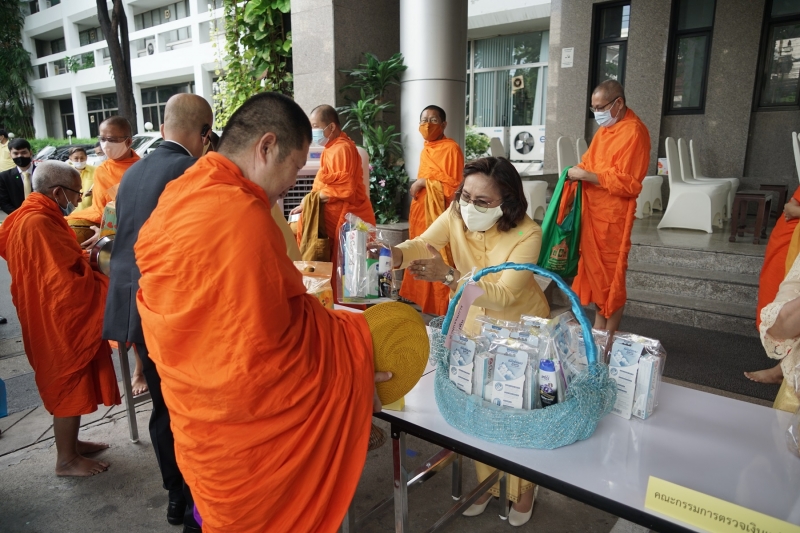พิธีทำบุญตักบาตรข้าวสารอาหารแห้ง คณะสงฆ์จำนวน 9 รูป จากวัดพระเชตุพนวิมลมังคลารามราชวรมหาวิหาร เพื่อถวายเป็นพระราชกุศล  แด่พระบาท