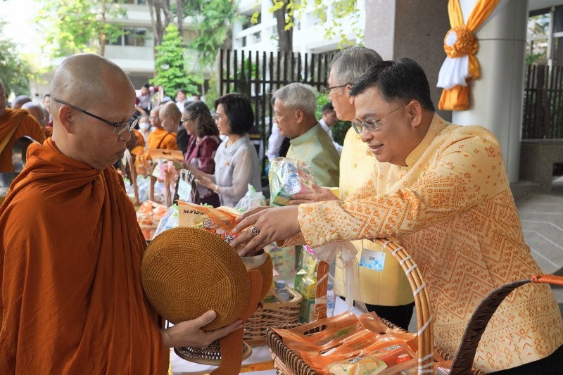 พิธีทำบุญตักบาตรข้าวสารอาหารแห้ง คณะสงฆ์จำนวน 9 รูป จากวัดพระราม 9 กาญจนาภิเษก พระอารามหลวง