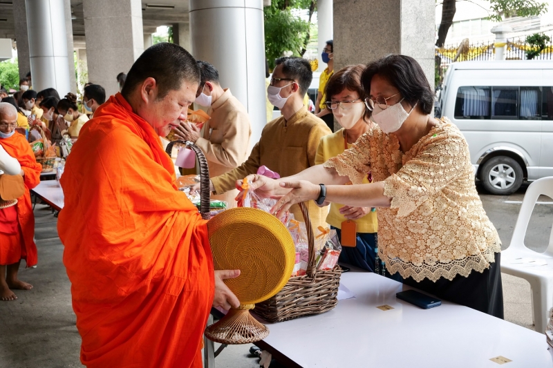 พิธีทำบุญตักบาตรข้าวสารอาหารแห้ง คณะสงฆ์จำนวน 9 รูป จากวัดพระเชตุพนวิมลมังคลารามราชวรมหาวิหาร เพื่อถวายเป็นพระราชกุศล  แด่พระบาท