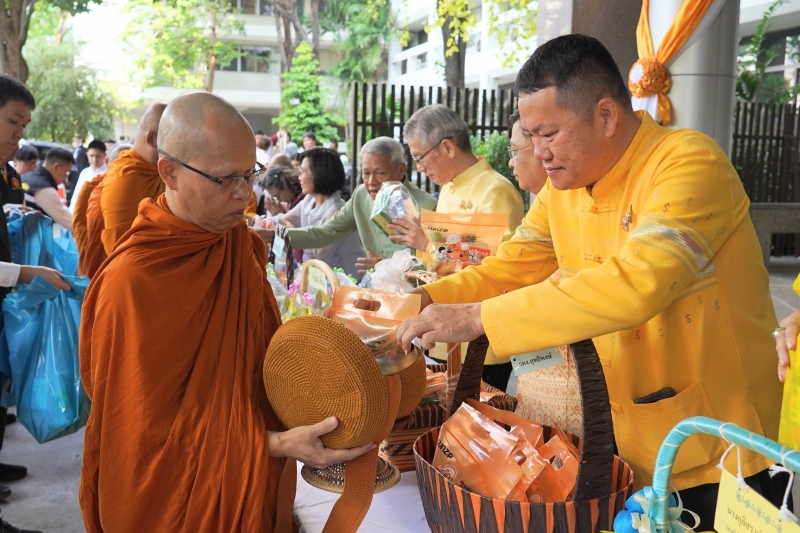 พิธีทำบุญตักบาตรข้าวสารอาหารแห้ง คณะสงฆ์จำนวน 9 รูป จากวัดพระราม 9 กาญจนาภิเษก พระอารามหลวง
