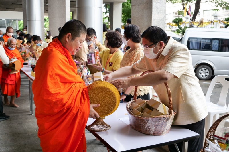 พิธีทำบุญตักบาตรข้าวสารอาหารแห้ง คณะสงฆ์จำนวน 9 รูป จากวัดพระเชตุพนวิมลมังคลารามราชวรมหาวิหาร เพื่อถวายเป็นพระราชกุศล  แด่พระบาท