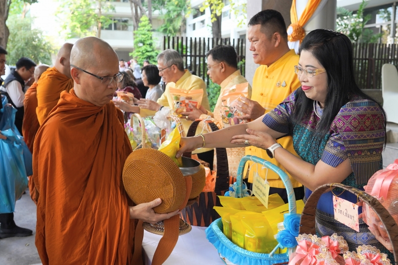 พิธีทำบุญตักบาตรข้าวสารอาหารแห้ง คณะสงฆ์จำนวน 9 รูป จากวัดพระราม 9 กาญจนาภิเษก พระอารามหลวง