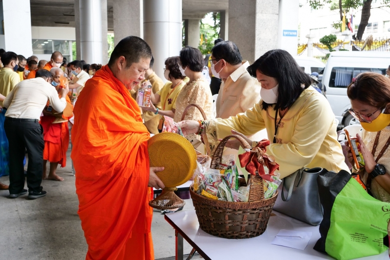 พิธีทำบุญตักบาตรข้าวสารอาหารแห้ง คณะสงฆ์จำนวน 9 รูป จากวัดพระเชตุพนวิมลมังคลารามราชวรมหาวิหาร เพื่อถวายเป็นพระราชกุศล  แด่พระบาท