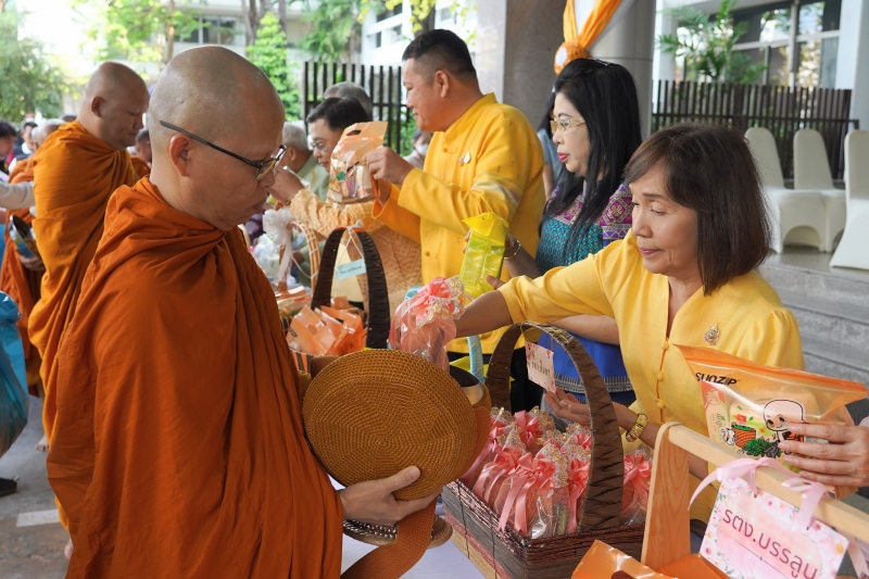 พิธีทำบุญตักบาตรข้าวสารอาหารแห้ง คณะสงฆ์จำนวน 9 รูป จากวัดพระราม 9 กาญจนาภิเษก พระอารามหลวง