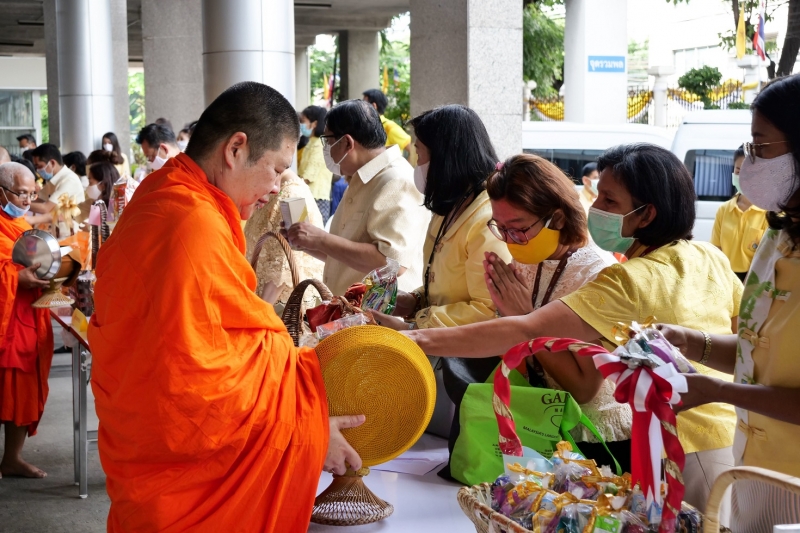 พิธีทำบุญตักบาตรข้าวสารอาหารแห้ง คณะสงฆ์จำนวน 9 รูป จากวัดพระเชตุพนวิมลมังคลารามราชวรมหาวิหาร เพื่อถวายเป็นพระราชกุศล  แด่พระบาท