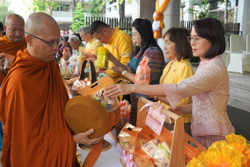พิธีทำบุญตักบาตรข้าวสารอาหารแห้ง คณะสงฆ์จำนวน 9 รูป จากวัดพระราม 9 กาญจนาภิเษก พระอารามหลวง