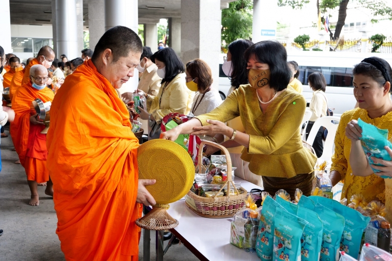 พิธีทำบุญตักบาตรข้าวสารอาหารแห้ง คณะสงฆ์จำนวน 9 รูป จากวัดพระเชตุพนวิมลมังคลารามราชวรมหาวิหาร เพื่อถวายเป็นพระราชกุศล  แด่พระบาท