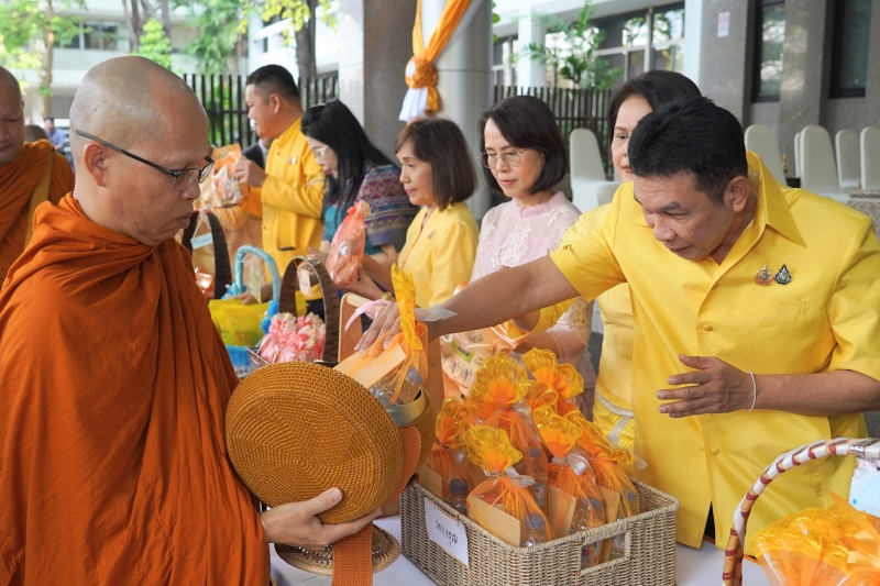 พิธีทำบุญตักบาตรข้าวสารอาหารแห้ง คณะสงฆ์จำนวน 9 รูป จากวัดพระราม 9 กาญจนาภิเษก พระอารามหลวง