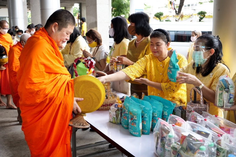 พิธีทำบุญตักบาตรข้าวสารอาหารแห้ง คณะสงฆ์จำนวน 9 รูป จากวัดพระเชตุพนวิมลมังคลารามราชวรมหาวิหาร เพื่อถวายเป็นพระราชกุศล  แด่พระบาท