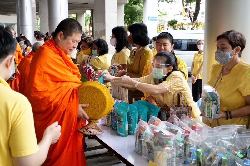 พิธีทำบุญตักบาตรข้าวสารอาหารแห้ง คณะสงฆ์จำนวน 9 รูป จากวัดพระเชตุพนวิมลมังคลารามราชวรมหาวิหาร เพื่อถวายเป็นพระราชกุศล  แด่พระบาท